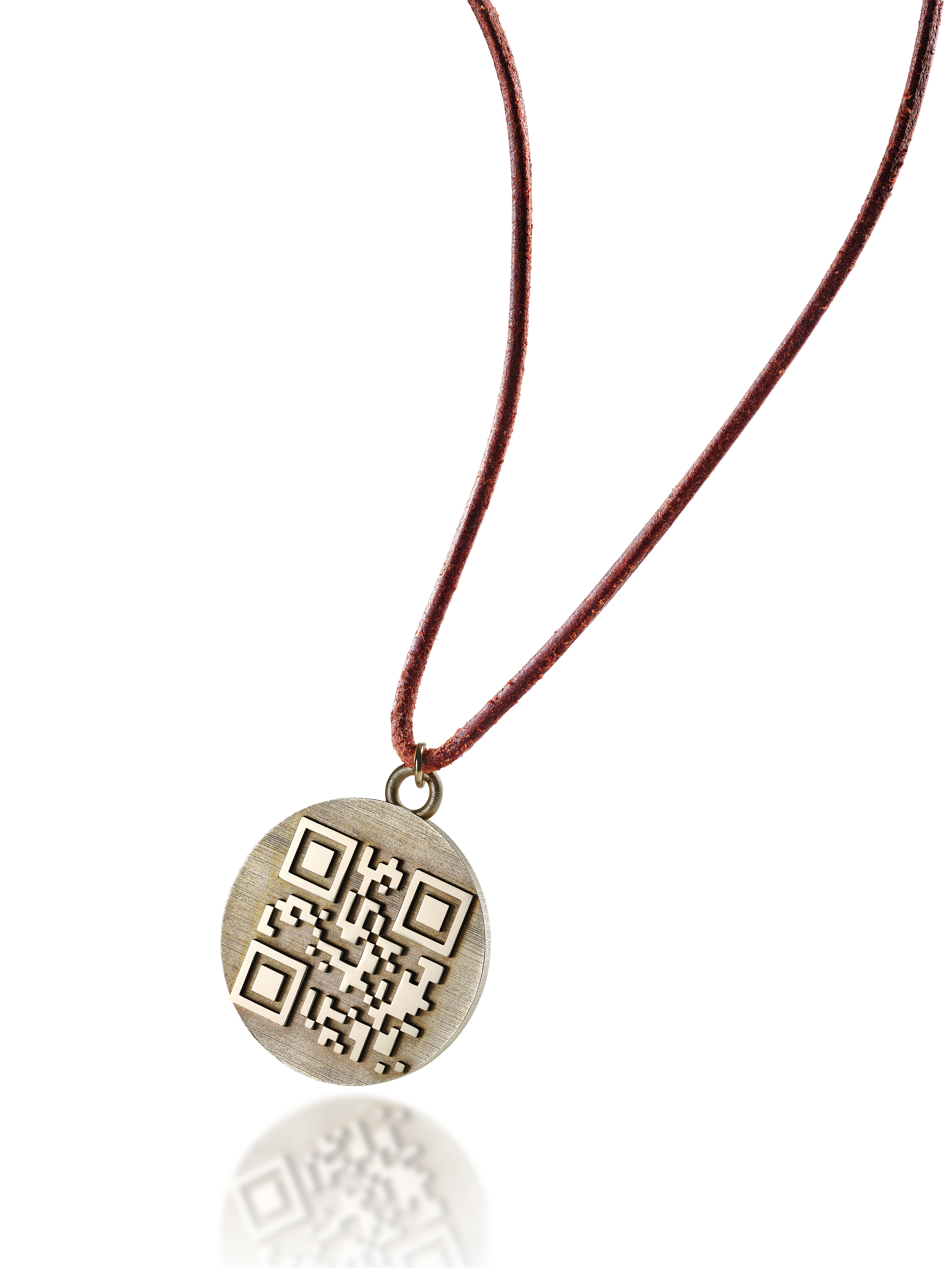 Photographie réelle du médaillon QR sculpté — pièce originale, cordon en cuir rouge-brun